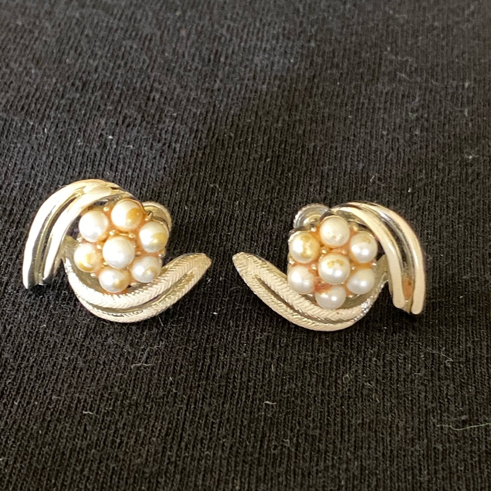 VINTAGE CORO SCREWPOST EARRINGS